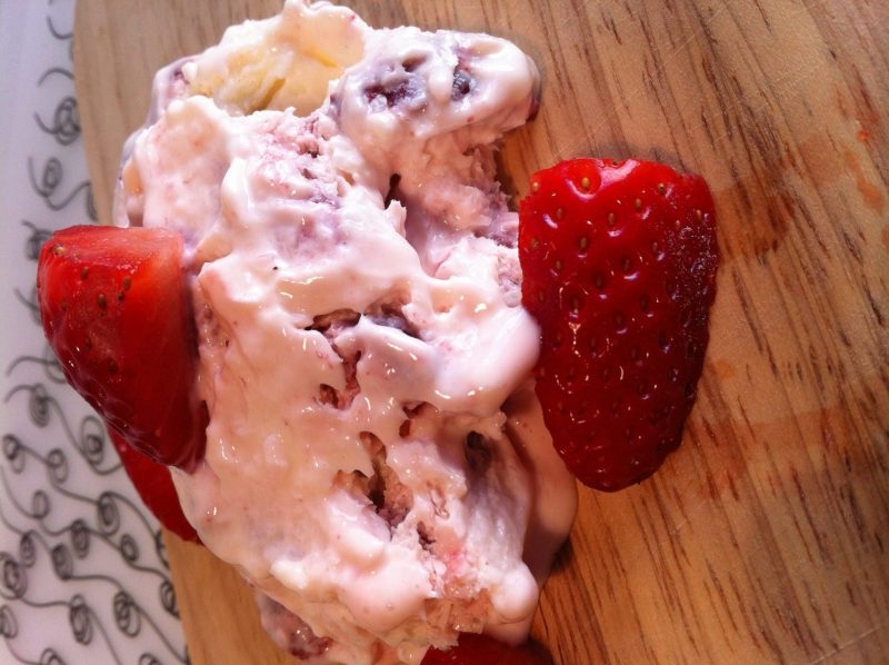 Das selbstgemachte-Power-Protein-Vanille-Eis-mit-frischen-Erdbeeren