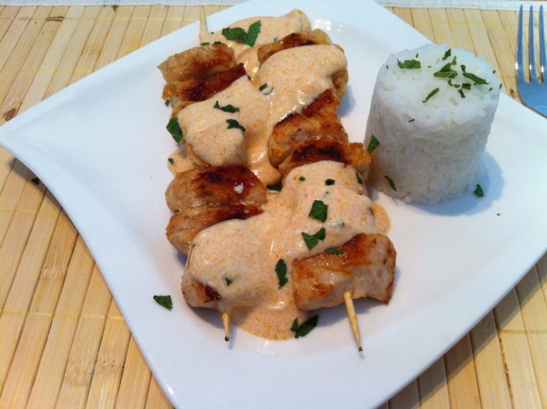 Die türkischen Protein Hähnchenspieße mit Joghurtsauce und Reis