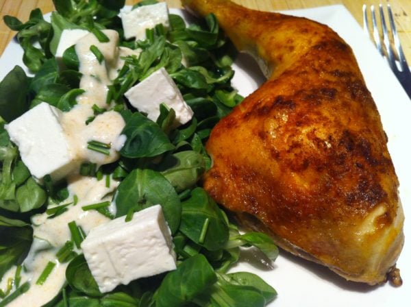 Low Carb Hähnchenschenkel mit einem leichten Salat Der Low Carb Hähnchenschenkel mit einem leichten Salat