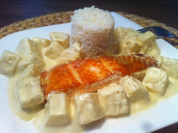 gesunde scharfe Hawaii Fitnessteller mit Lachs und Reis Der gesunde scharfe Hawaii Fitnessteller mit Lachs und Reis