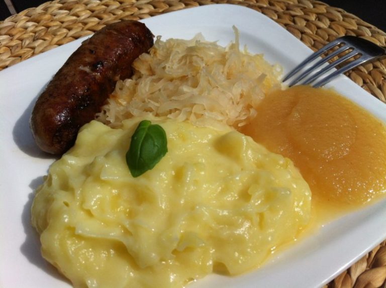 Das leckere Kartoffelpüree mit Sauerkraut und Bratwurst