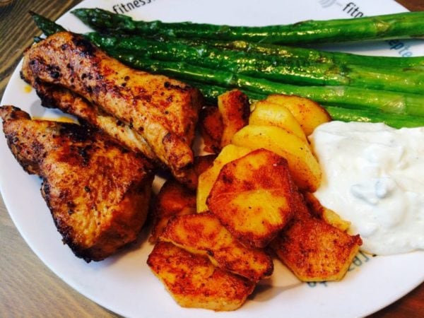 Der gesunde Bauernteller mit Spargel und Putenbrust