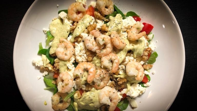Leichter Feldsalat mit Garnelen, Walnüssen und würzigem Senf-Dressing