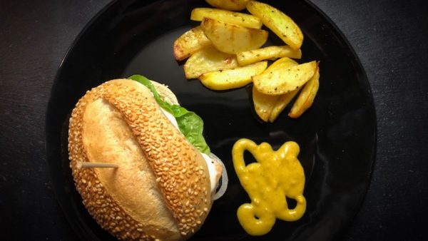 Leichter Hähnchen-Mozzarella-Burger mit würzigen Kartoffelspalten