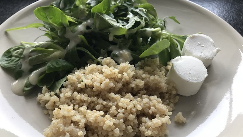Quinoa mit Rucola, Feldsalat und Ziegenfrischkäse Zubereitung Rezept