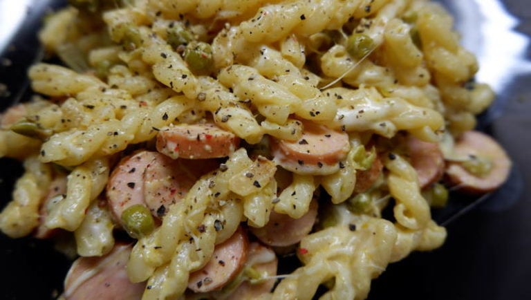 Cremige Nudel-Pfanne mit Würstchen und Erbsen