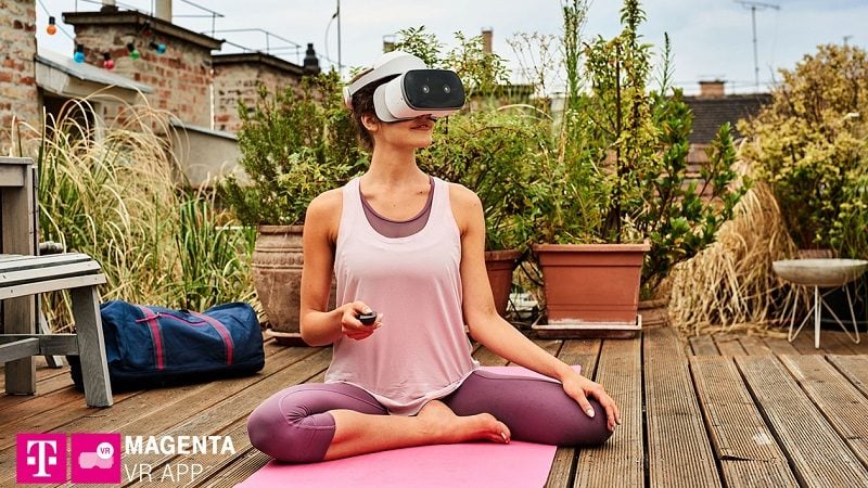 Telekom Relax VR Frau entspannt auf Yogamatte mit VR-Brille