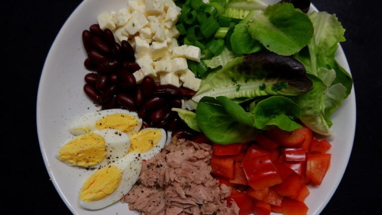 Thunfisch-Bowl mit knackigem Salat und Bohnen
