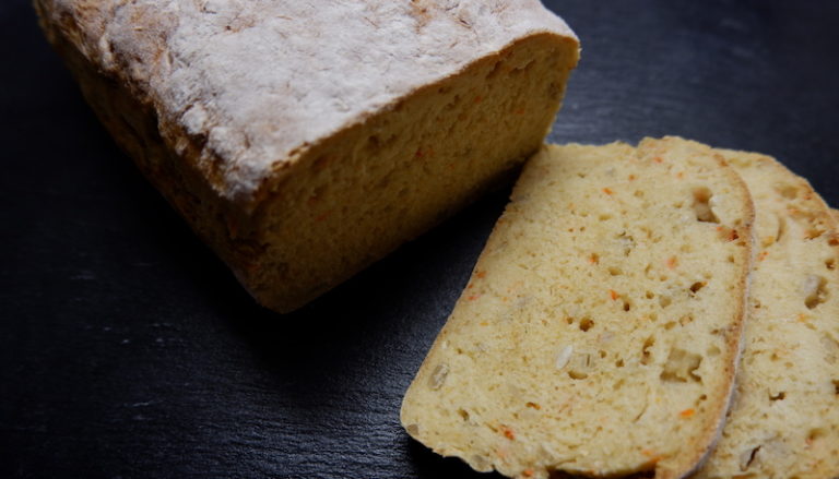 Selbstgebackenes Brot: Saftiges Buttermilch-Möhren-Brot