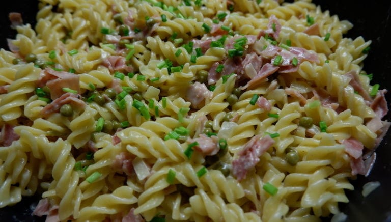 Vollkornnudeln in fettarmer Carbonara-Soße