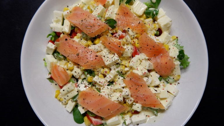Leckerer Salat mit Lachs und Senfdressing