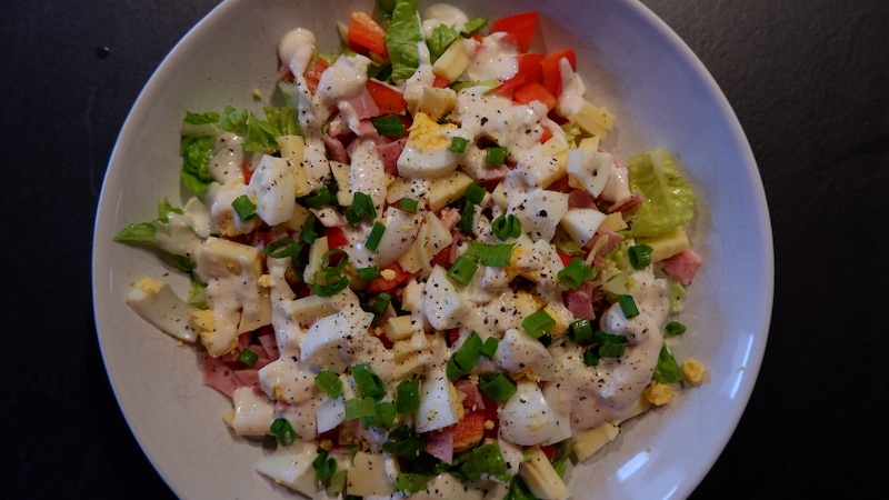 Proteinreicher Salat, Schinken, Ei, Käse