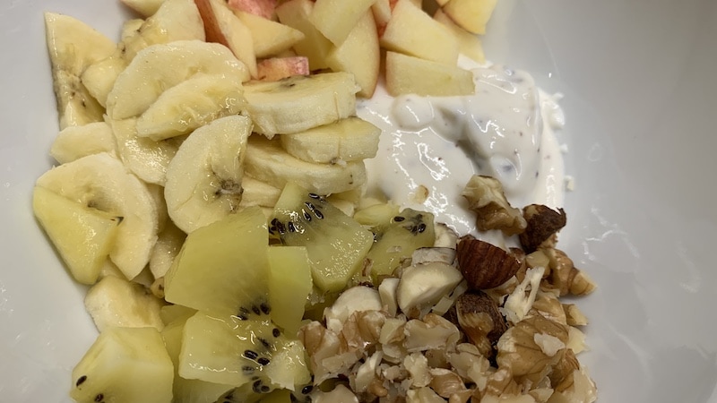 Joghurt-Bowl mit Früchten und Nüssen