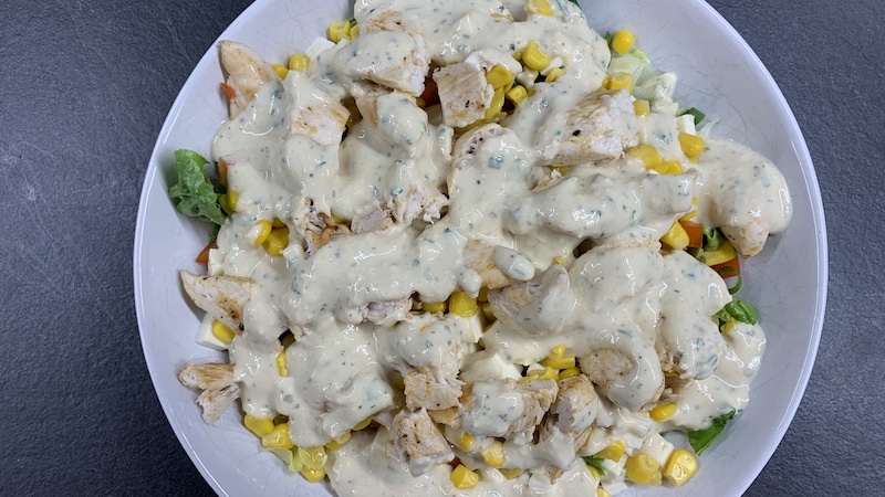 Hähnchen-Mais-Salat mit Senf-Dressing
